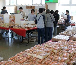 多くの人が訪れにぎわった、うみてらす名立の「パンフェスタ」＝１６日、上越市名立区