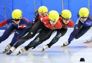 女子1500メートル決勝 滑走する中島未莉(手前)=帝産アイススケートトレーニングセンター