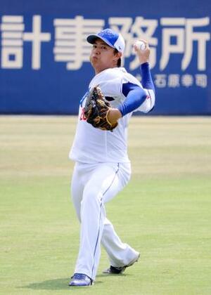 キャッチボールする中日・仲地=ナゴヤ球場