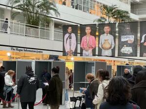 オランダ下院選の投票所で並ぶ人々=29日、オランダ西部ハーグ(共同)