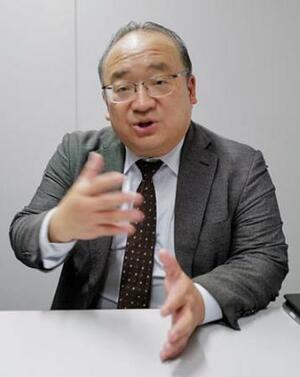 インタビューに答えるジェトロの佐伯耕三ブリュッセル事務所長