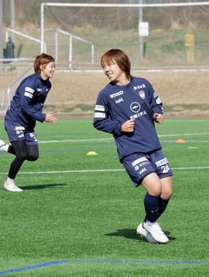 練習するDF富岡千宙。試合の流れを変える活躍を見せている=聖籠町