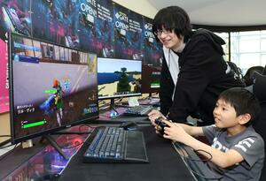 eスポーツスペースでゲームを楽しむ子ども=27日、長岡市寺泊磯町