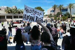 米ラスベガスの大学で、滞在資格にかかわらず学生を保護するよう求め、開かれた集会=2025年4月(ゲッティ=共同)