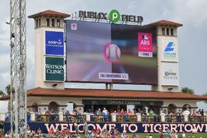 　オープン戦で球場のモニターに表示されたストライク、ボールの機械判定の様子＝１６日、レークランド（ゲッティ＝共同）