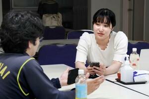 北海道奥尻町立奥尻高の離島留学生寮で、寮生と話す川口優奈さん(右)=7月