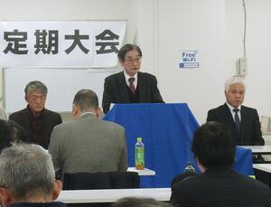 社民党県連の定期大会であいさつを述べる県連の長部登代表=2月24日、新潟市中央区