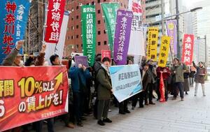 経団連会館前で、シュプレヒコールを上げる「非正規春闘」参加の組合員ら=2日午前、東京都千代田区