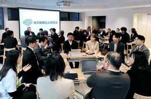 生成AI事業の地方紙連携の在り方について語り合った研究会=19日、東京都