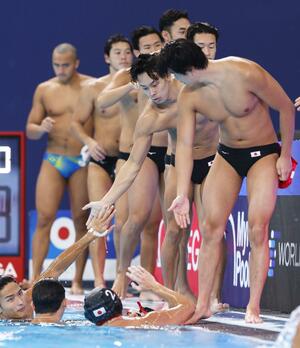 ブラジルを破り、タッチを交わす日本チーム=ドーハ(共同)