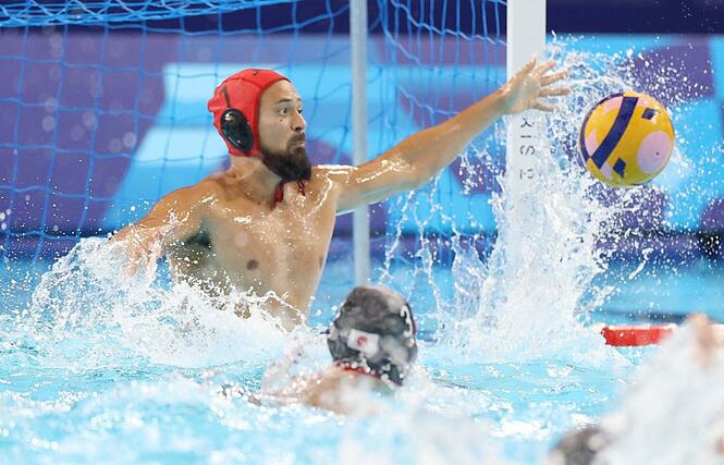 水球男子予選　日本－豪州　第３ピリオド　ＧＫ棚村克行（ブルボンＫＺ）がシュートを止める＝８月５日、パリ郊外（新潟日報社写真映像部・新井田悠）