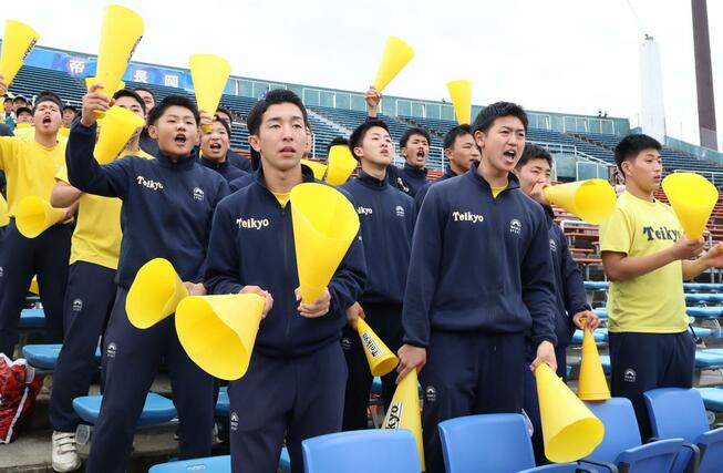 声援を送る帝京長岡高校3年生=富山市民球場