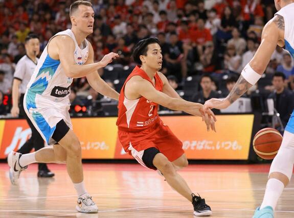 2023年に日本代表がスロベニアと行った強化試合で、パスをさばく富樫勇樹選手(新発田市出身)=2023年8月19日、東京都有明アリーナ