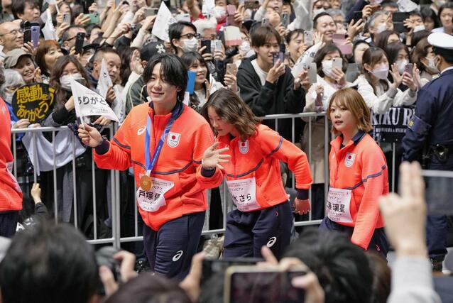 東京・日本橋でパレードするスノーボードの（左から）戸塚優斗、清水さら、工藤璃星ら＝２５日午前