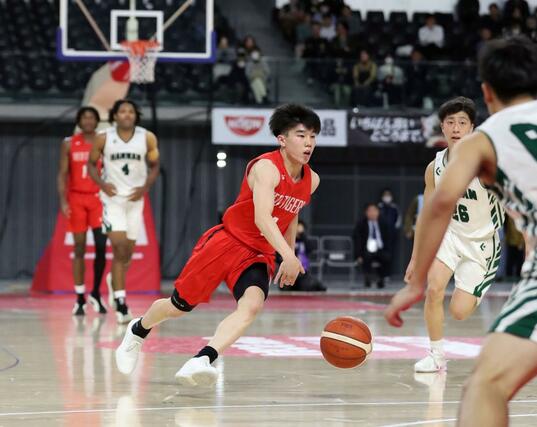 阪南大高－開志国際　第３クオーター、ドライブを仕掛ける開志国際の清水脩真