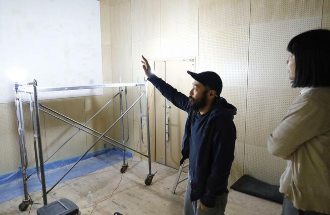 準備中のミニシアターで話す斉藤裕樹さん（左）と富士子さん夫妻＝北海道東川町