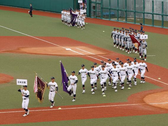 北信越大会の開会式に臨む日本文理、中越、帝京長岡の選手=富山市民球場