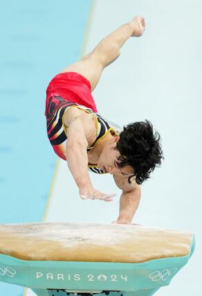 男子個人総合決勝　岡慎之助の跳馬＝パリ（共同）