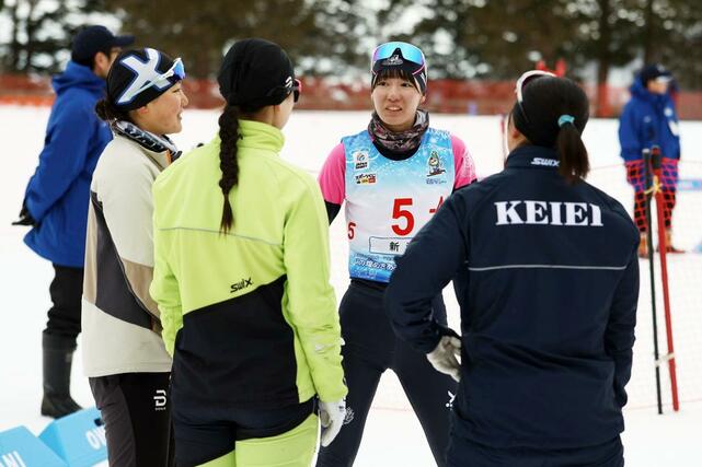 女子２０キロリレー　３位に入り、喜びを分かち合う新潟県チーム＝１７日、青森県大鰐町
