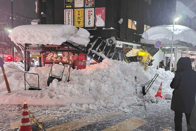 積雪の重みにより崩落した繁華街のアーケード＝２月２日、長岡市殿町３
