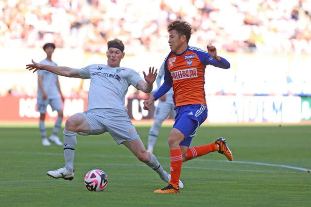 Ｊ１新潟－福岡　攻め込むＭＦ谷口＝デンカビッグスワン