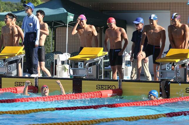 男子400メートルリレーで優勝し喜ぶ日本文理の選手ら(4レーン)=福井県敦賀市
