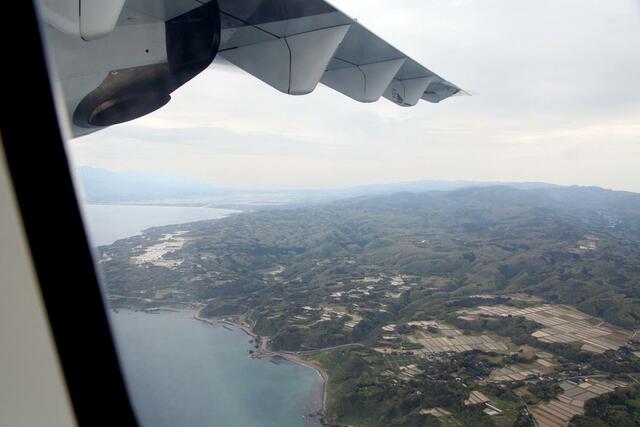 佐渡市上空の風景。小佐渡側から真野湾や大佐渡側が一望できた=6日