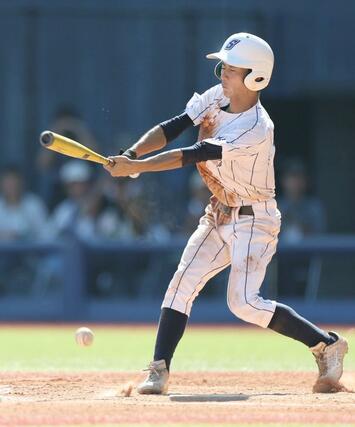 新潟産大付-帝京長岡 新潟産大付7回2死一、三塁、和田功史郎の適時内野安打で8-5=7月24日、新潟市中央区長潟のハードオフ・エコスタジアム