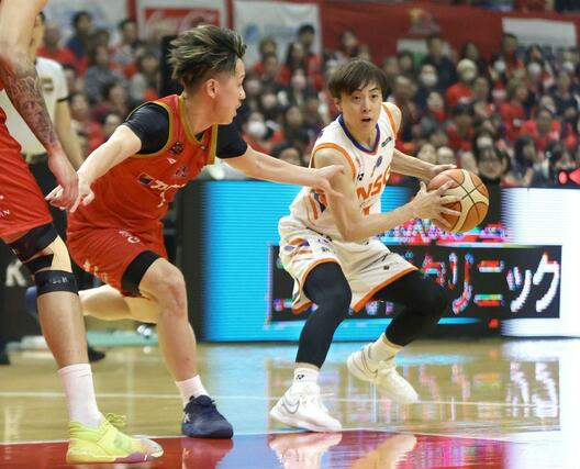 岩手－新潟　第１クオーター、攻め手をつくる五十嵐圭＝５月１８日、盛岡タカヤアリーナ