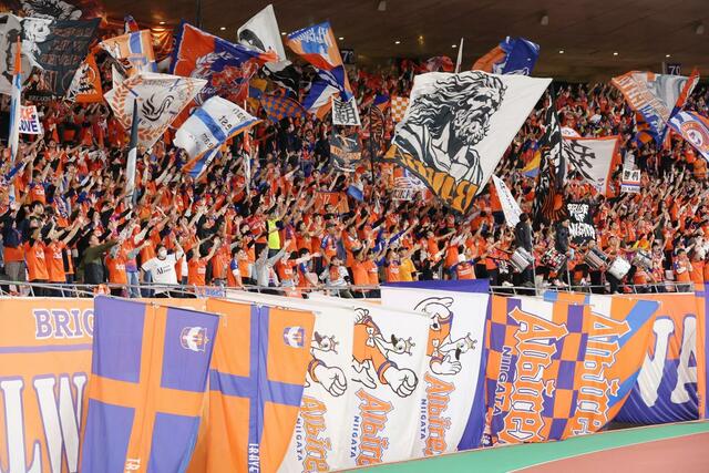 試合を前に気勢を上げる新潟サポーター=デンカビッグスワン
