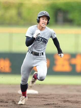 新発田中央－中越　６回中越２死二塁、宮崎翔矢が適時二塁打を放ち３－２。宮崎は三塁を狙うが憤死＝三条パール金属スタジアム