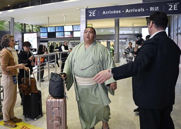 大相撲パリ公演に向け、フランスのシャルル・ドゴール空港に到着した御嶽海＝１０日、パリ近郊（共同）