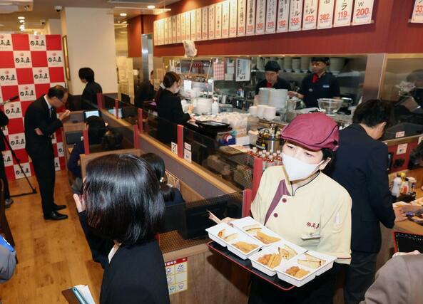 ４月３日オープンを前に報道関係者に公開された日高屋新潟駅万代口店＝３０日、新潟市中央区東大通１