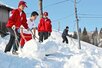 積もった雪をスノーダンプでかき出す塩沢中野球部員＝南魚沼市栃窪
