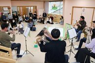 音楽に合わせて踊ったよ♪長岡市「子育ての駅わしま」で親子向け金管五重奏コンサート