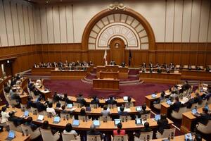 　国保逃れに関与した市議２人への辞職勧告決議を採決する大阪市議会＝２７日午後