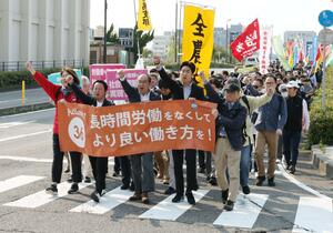 デモ行進で、賃上げや長時間労働の是正を訴えるメーデーの参加者=26日、新潟市中央区