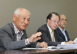 知事選立候補予定者への公開質問の結果を報告する新潟水俣病阿賀野患者会のメンバーら＝１３日、県庁