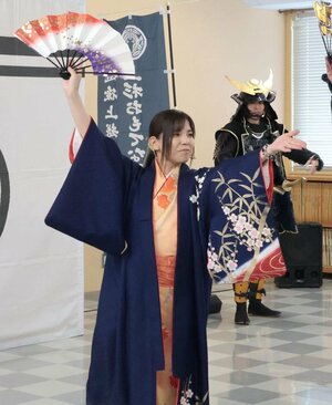 出立式で最後の演武を披露する「綾」=3月9日、上越市春日山町1の市埋蔵文化財センター