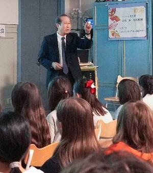 ストックホルムの日本人補習学校で講演する京都大特別教授の北川進さん=6日(共同)