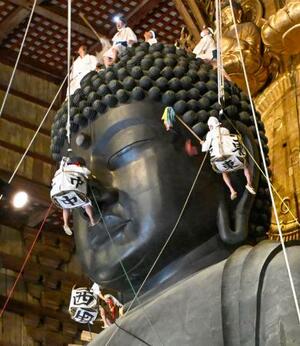 奈良・東大寺で行われた、大仏のほこりを隅々まで払う夏の恒例行事「お身拭い」=7日午前