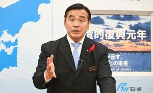 記者会見する石川県の馳浩知事=25日午後、石川県庁