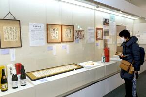 坂口謹一郎博士の短歌などを紹介している企画展=新潟市中央区万代3