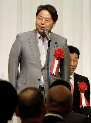 自民党島根県連の会合であいさつする林総務相=14日午後、松江市