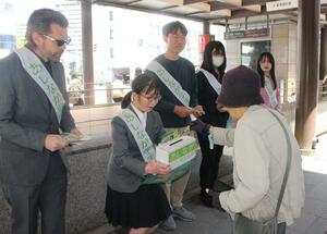 遺児の進学のための協力を呼びかけた募金活動＝２５日、新潟市中央区万代