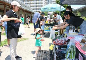 地元野菜の直売などでにぎわった「曽野木たんぼマルシェ」=29日、新潟市江南区曽野木1