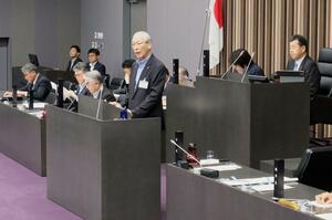 新発田市議会6月定例会の一般質問で答弁する二階堂馨市長=6月中旬