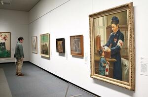 戦時下の子どもをテーマにした作品が並ぶ企画展＝新潟市中央区の市美術館