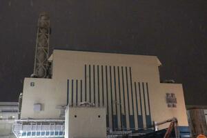 約１４年ぶりに再稼働した２１日夜の東京電力柏崎刈羽原発６号機。２２日に再び停止することになった