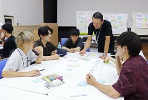 柏崎市と首都圏の学生が核のごみの最終処分場について議論した交流会=柏崎市藤橋